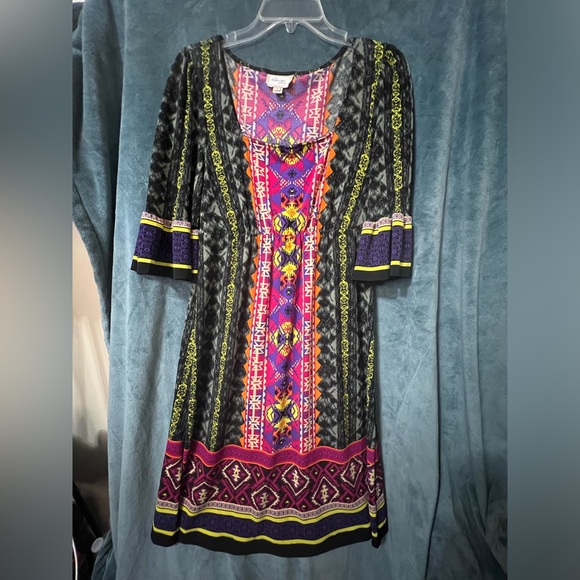 Beige by eci Dresses & Skirts - Women's Beige By eci Size 6 Women's Midi Dress With Sleeves